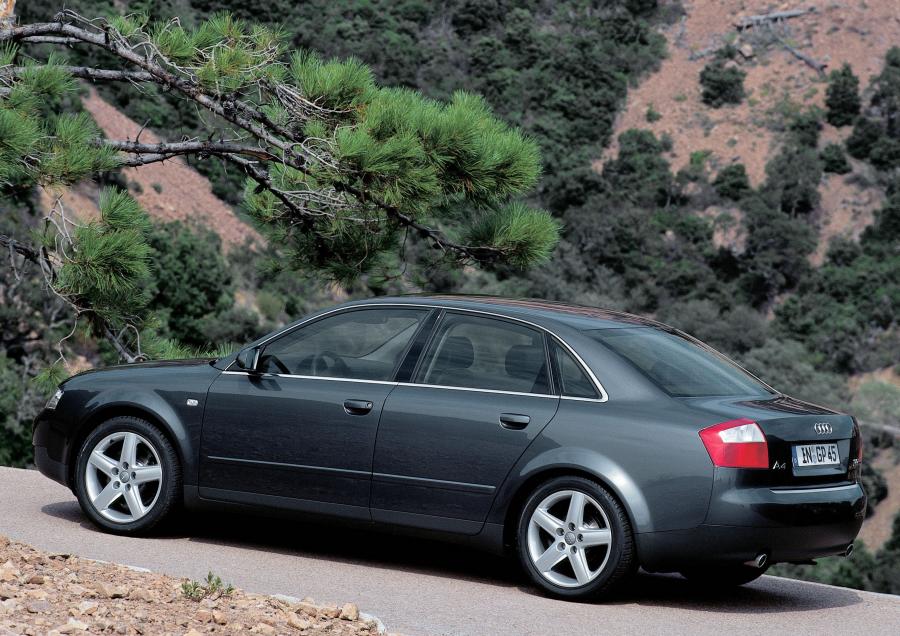  Audi A4 3.0 Quattro Sedan (B6,8E) 2000 года  (фото 4 из 11)